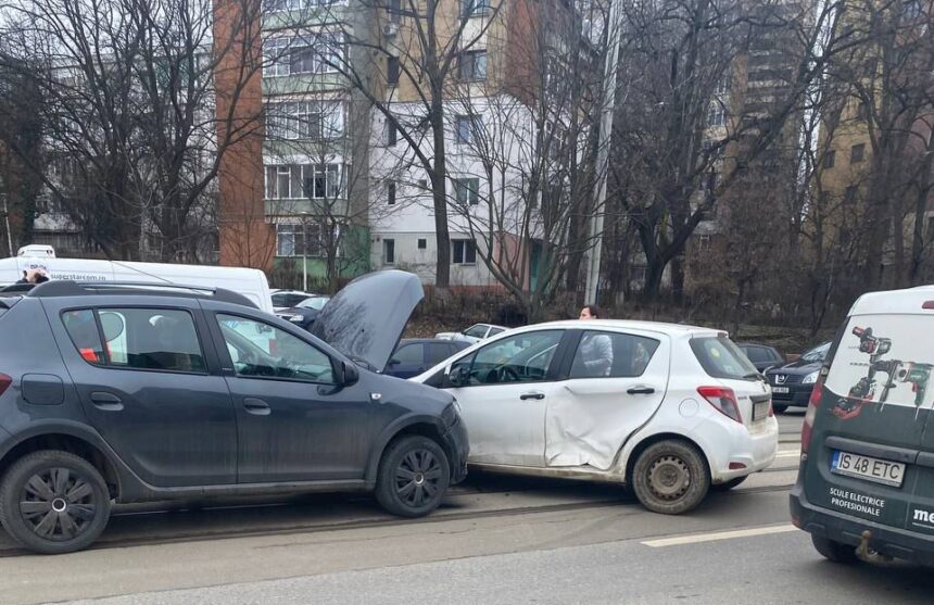 foto accident in tatarasi a fost solicitata descarcerarea dupa ce unul din soferii implicati a anuntat ca nu poate cobori din masina 69a16f5c4764e