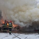 foto incendiu la o fabrica de cherestea din iasi pompierii au intervenit pentru a limita extinderea focului 6992bdbdf38b4