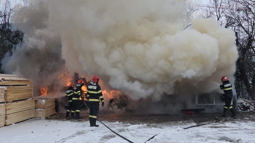foto incendiu la o fabrica de cherestea din iasi pompierii au intervenit pentru a limita extinderea focului 6992bdbdf38b4