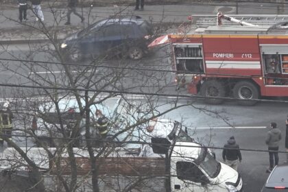 foto masina in flacari in zona selgros pompierii au intervenit de urgenta 699f19cbe4c8c