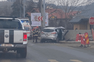 foto masina proiectata in gard dupa un accident in bucium 698f44386c4ac