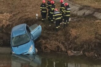 foto o masina a plonjat in bahlui soferul a reusit sa se salveze 699bfbf056a3b