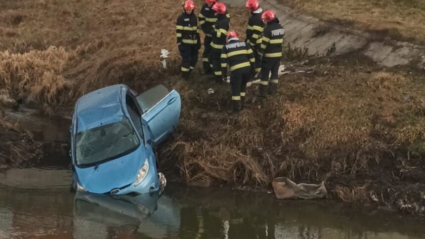 foto o masina a plonjat in bahlui soferul a reusit sa se salveze 699bfbf056a3b