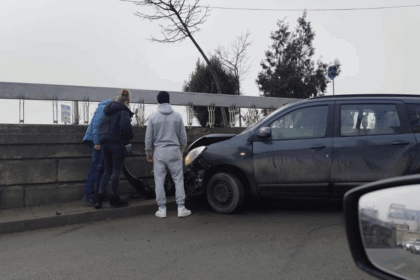foto video accident la iesirea din pasajul capat canta spre mall moldova o dubita s a izbit in zidul lateral 699036cf8ef15