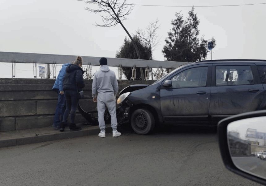 foto video accident la iesirea din pasajul capat canta spre mall moldova o dubita s a izbit in zidul lateral 699036cf8ef15
