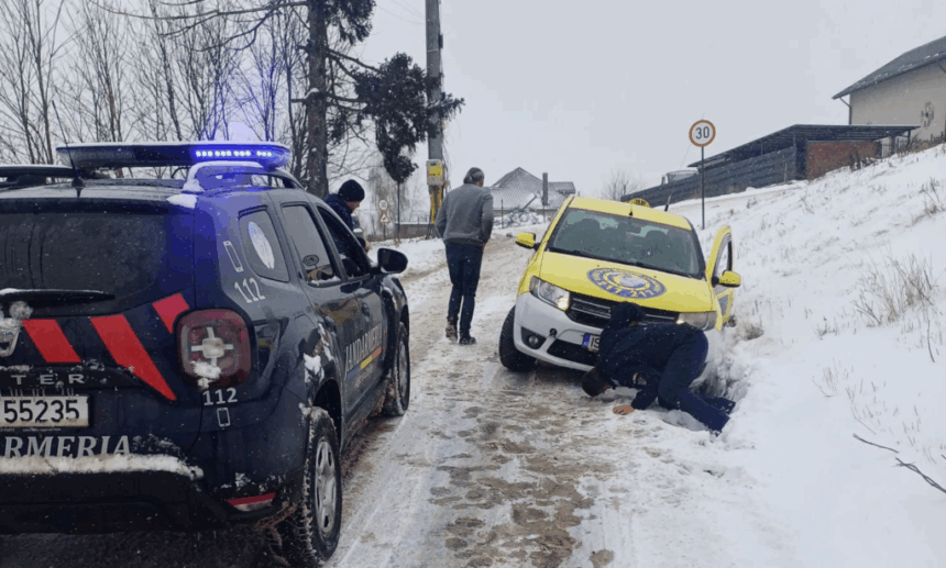 foto video interventie a jandarmilor dupa ce o masina a ramas impotmolita la marginea drumului 699598fea01e6