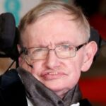 fotografia inedita cu stephen hawking pe sezlong alaturi de doua tinere descoperita in dosarele epstein numele omului de stiinta mentionat de sute de ori 699f2b8653ba7