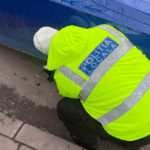 gest de omenie al politiei locale pe podul nicolina dupa un apel pe whatsapp au pus mana pe cric si au schimbat roata unei soferite foto 699f27da5d1ab