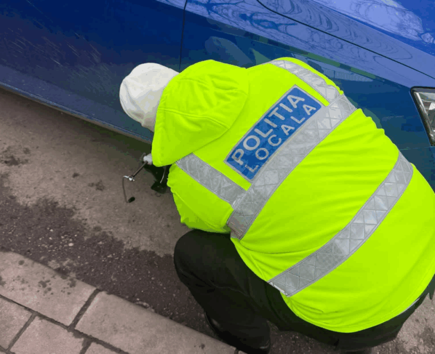 gest de omenie al politiei locale pe podul nicolina dupa un apel pe whatsapp au pus mana pe cric si au schimbat roata unei soferite foto 699f27da5d1ab