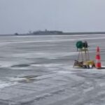 haos pe aeroportul suceava dupa ce pista a fost paralizata de gheata mai multe zboruri au fost amanate sute de pasageri blocati in terminal video 6992db258d228