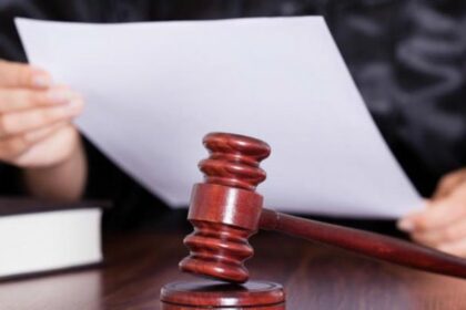 iesean evacuat din propria casa prin sentinta judecatoreasca nu are voie sa stea mai aproape de 50 metri de ea totul a pornit de la plangerea facuta de fiul acestuia 697ffef4ca673