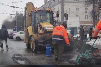 imagini fara precedent pe o sosea aglomerata din tara asfalt reparat cu butelia cu gaz video 699ee53534367
