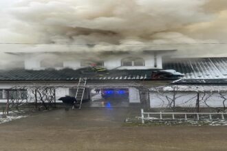 incendiu la o manastire din gorj pompierii intervin pentru stingerea flacarilor 699987c7430c6