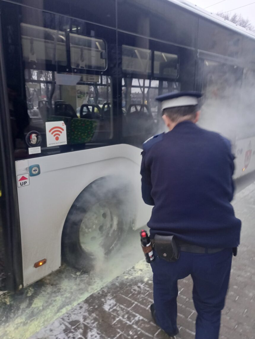 incendiu la un autobuz ctp iasi au intervenit pompierii si jandarmii 698988a495ca4 1