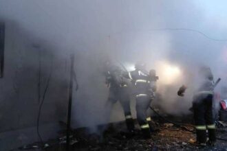 incendiu puternic in neamt doi batrani scosi din locuinta in flacari de doi luptatori de la sas aflati in zona la alta misiune 6998399364df5