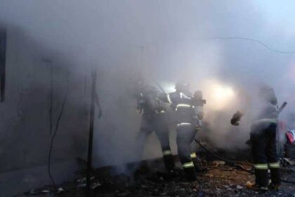 incendiu puternic in neamt doi batrani scosi din locuinta in flacari de doi luptatori de la sas aflati in zona la alta misiune 6998399364df5