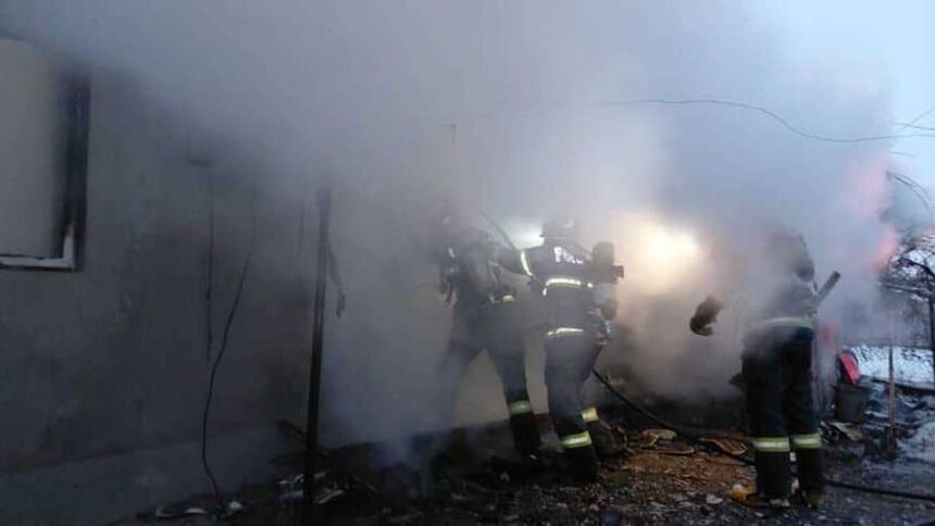 incendiu puternic in neamt doi batrani scosi din locuinta in flacari de doi luptatori de la sas aflati in zona la alta misiune 6998399364df5