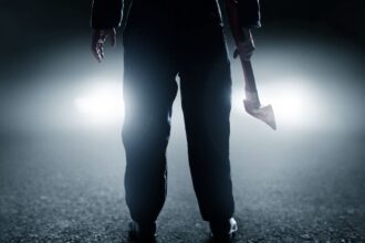 individ din botosani ridicat de acasa dupa ce a lovit un politist cu toporul in cap a fost inchis pentru 13 ani 6986200d5aa0c