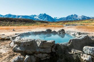 inteligenta artificiala a inventat o destinatie si i a trimis pe turisti sa caute ape termale intr o locatie pustie 69846b0362679