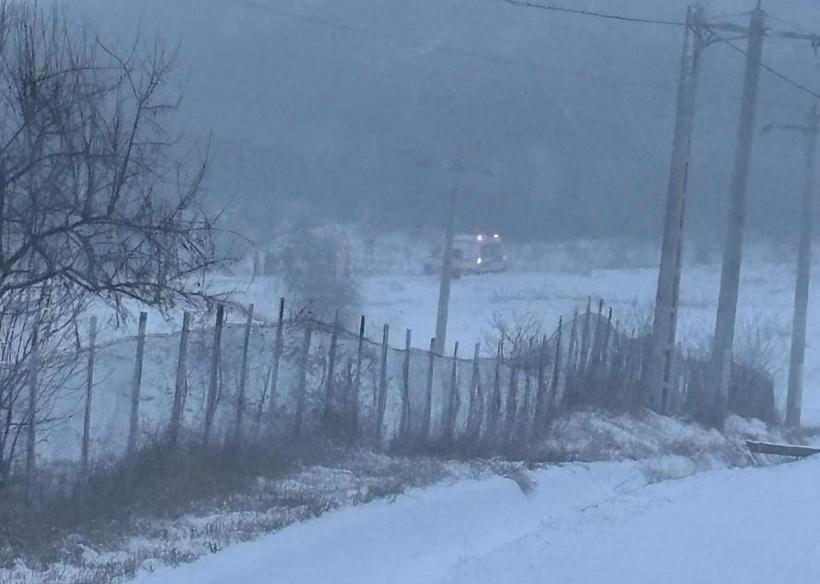interventie a pompierilor in judetul iasi pentru scoaterea unei ambulante blocate in zapada autosanitara transporta o femeie si un nou nascut 699575d67a73f 1
