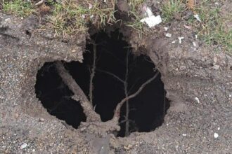 interventie a pompierilor intr o comuna din iasi dupa o tasare de teren produsa intr o gospodarie 69a17ed851761 1