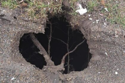 interventie a pompierilor intr o comuna din iasi dupa o tasare de teren produsa intr o gospodarie 69a17ed851761 1