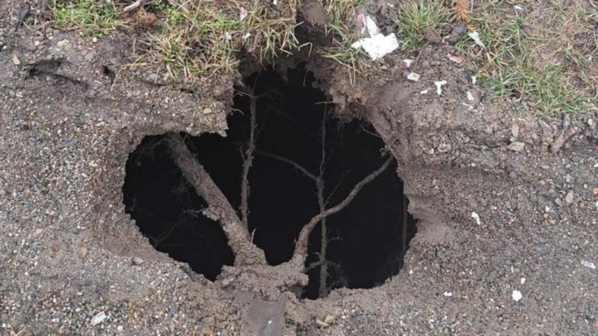 interventie a pompierilor intr o comuna din iasi dupa o tasare de teren produsa intr o gospodarie 69a17ed851761 1