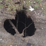 interventie a pompierilor intr o curte din aroneanu dupa aparitia unei gropi care a dus la tasarea terenului din jur 69a1779f48e42 2