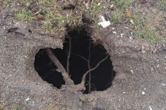 interventie a pompierilor intr o curte din aroneanu dupa aparitia unei gropi care a dus la tasarea terenului din jur 69a1779f48e42 2