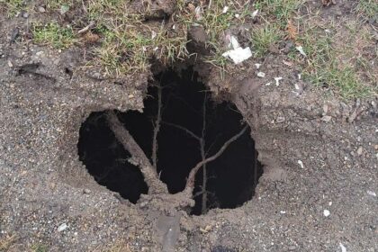 interventie a pompierilor intr o curte din aroneanu dupa aparitia unei gropi care a dus la tasarea terenului din jur 69a1779f48e42 2