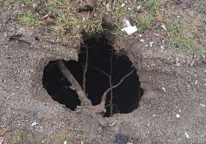 interventie a pompierilor intr o curte din aroneanu dupa aparitia unei gropi care a dus la tasarea terenului din jur 69a1779f48e42 2