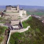 interventie spectaculoasa la cetatea devei un barbat a amenintat ca se arunca in gol 698e29f245238