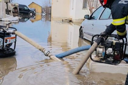 mai multe curti inundate la mihailesti si bolintin vale dupa topirea zapezii pompierii au intervenit pentru evacuarea apei 69a15e071fbf1