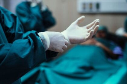 medic chirurg din sibiu prins in flagrant cand primea 1 000 de lei pentru a opera o femeie 698375f2b3309