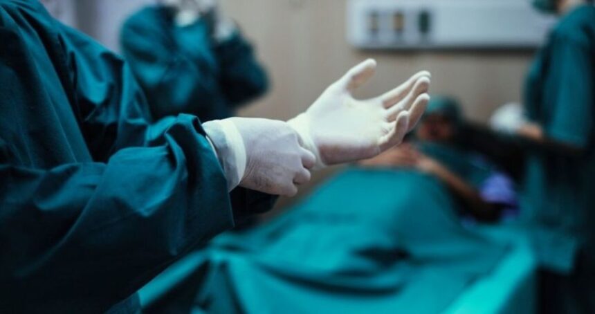 medic chirurg din sibiu prins in flagrant cand primea 1 000 de lei pentru a opera o femeie 698375f2b3309