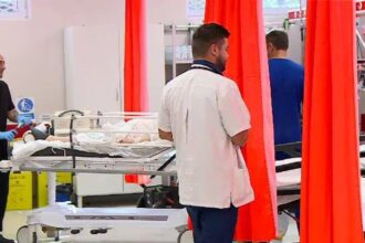 medic de la spitalul judetean tg jiu luat la bataie de ruda unei paciente pe care incerca sa o stabilizeze la urgente 699430032f495