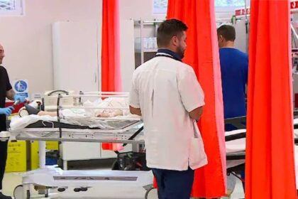 medic de la spitalul judetean tg jiu luat la bataie de ruda unei paciente pe care incerca sa o stabilizeze la urgente 699430032f495