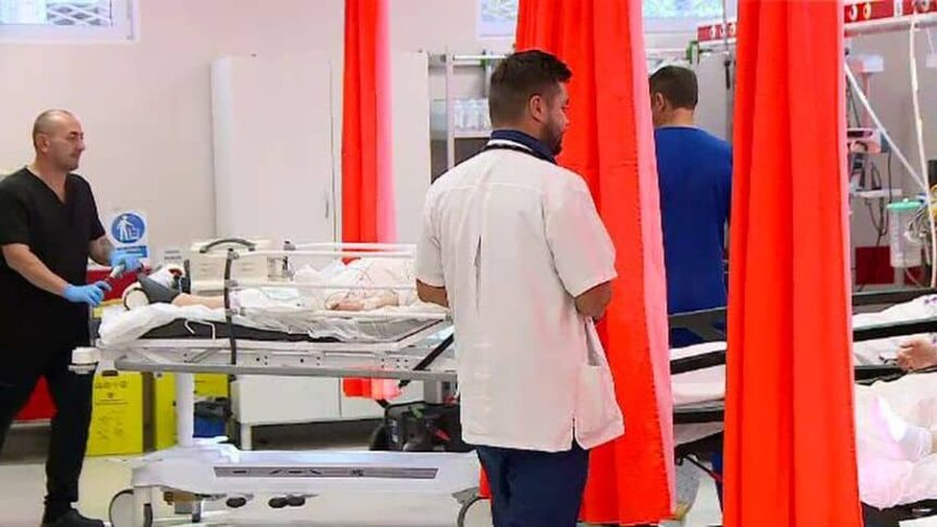 medic de la spitalul judetean tg jiu luat la bataie de ruda unei paciente pe care incerca sa o stabilizeze la urgente 699430032f495