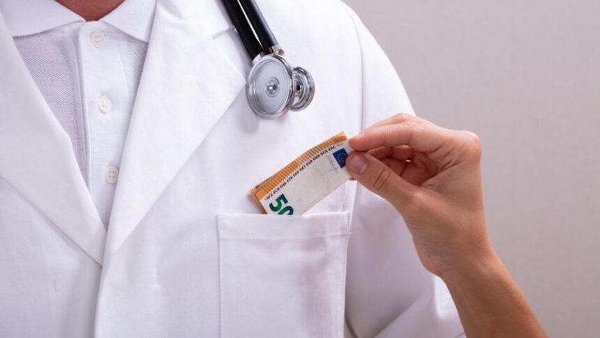 medic din sebes retinut pentru ca ar fi primit bani de la sase persoane el a fost condamnat recent pentru fapte similare 698328a6ab0b0