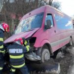 microbuz cu 11 pasageri implicat intr un accident la valea sanpetru sase ambulante au ajuns fata locului 69a03dbe7ae14