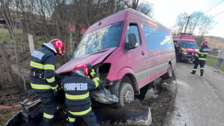 microbuz cu 11 pasageri implicat intr un accident la valea sanpetru sase ambulante au ajuns fata locului 69a03dbe7ae14