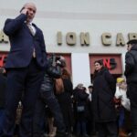 ministrul culturii surprins in timp ce i numea prosti pe actorii care ii cereau demisia in fata teatrului national din bucuresti video 698b91a7264a8