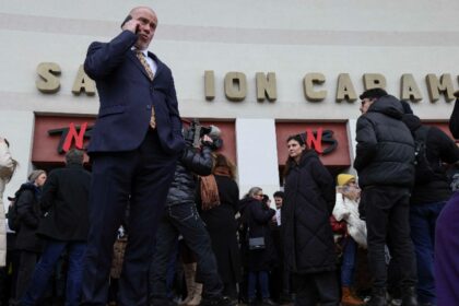 ministrul culturii surprins in timp ce i numea prosti pe actorii care ii cereau demisia in fata teatrului national din bucuresti video 698b91a7264a8