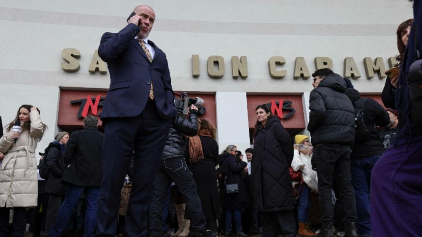 ministrul culturii surprins in timp ce i numea prosti pe actorii care ii cereau demisia in fata teatrului national din bucuresti video 698b91a7264a8