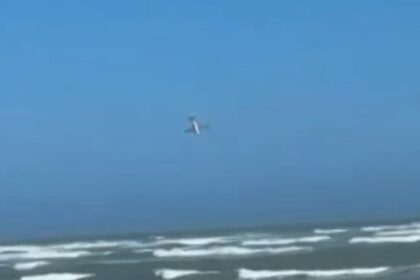 momentul in care un avion se prabuseste sub privirile turistilor in australia trei persoane au murit dupa impactul cu oceanul 698710be8f0d8