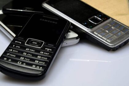 o adolescenta a pacalit o femeie din buzau sa i dea telefoanele pentru a dezlega vraji si a disparut cu ele 6992ec92aa2a6