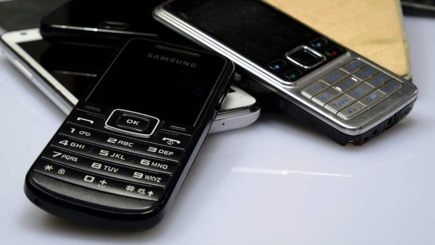 o adolescenta a pacalit o femeie din buzau sa i dea telefoanele pentru a dezlega vraji si a disparut cu ele 6992ec92aa2a6