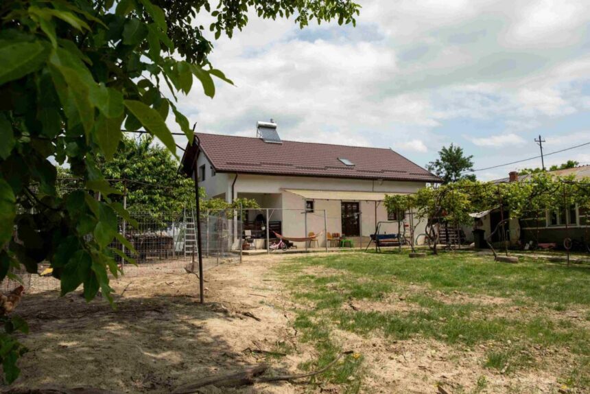o familie cu zece copii a primit in dar o casa construita printr un program al arhiepiscopiei iasilor 698cbd5a9f3f0