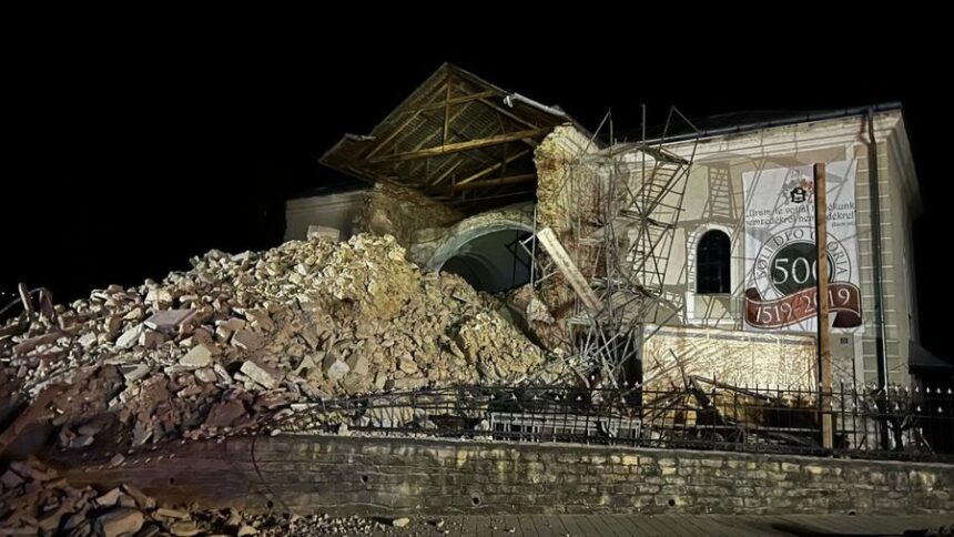 o politista a fost ranita dupa ce turla unei biserici din cehu silvaniei s a prabusit se cauta victime sub daramaturi 6982917a7c637