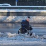 om in scaun cu rotile in zapada din bucuresti imagini de pe cel mai circulat bulevard video 69973ef577b95